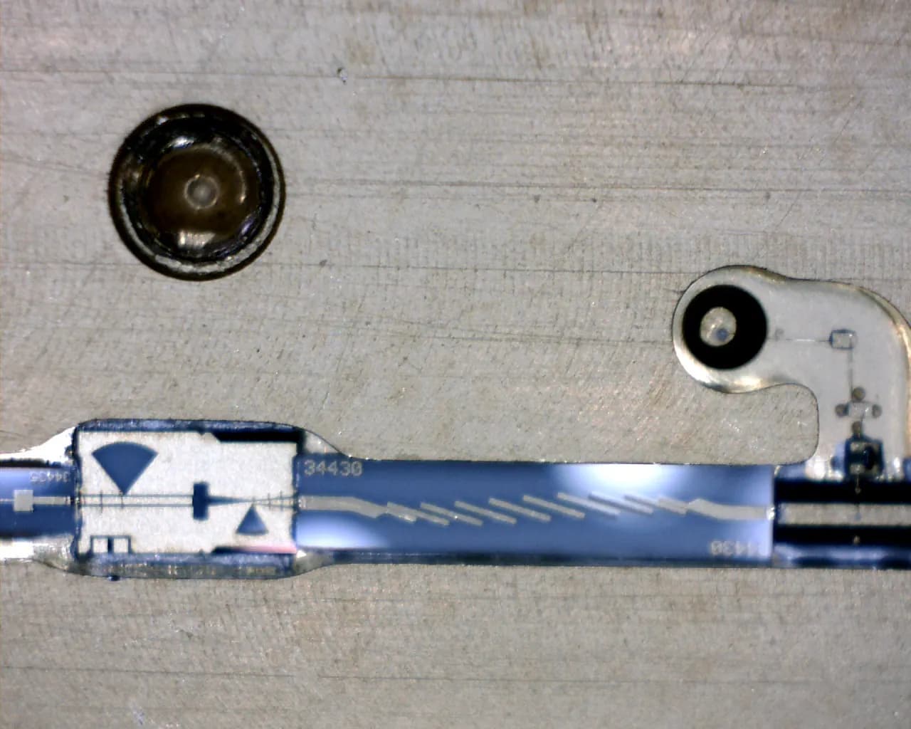 Discrete Q-band frequency multiplier with integrated filtering and microstrip architecture